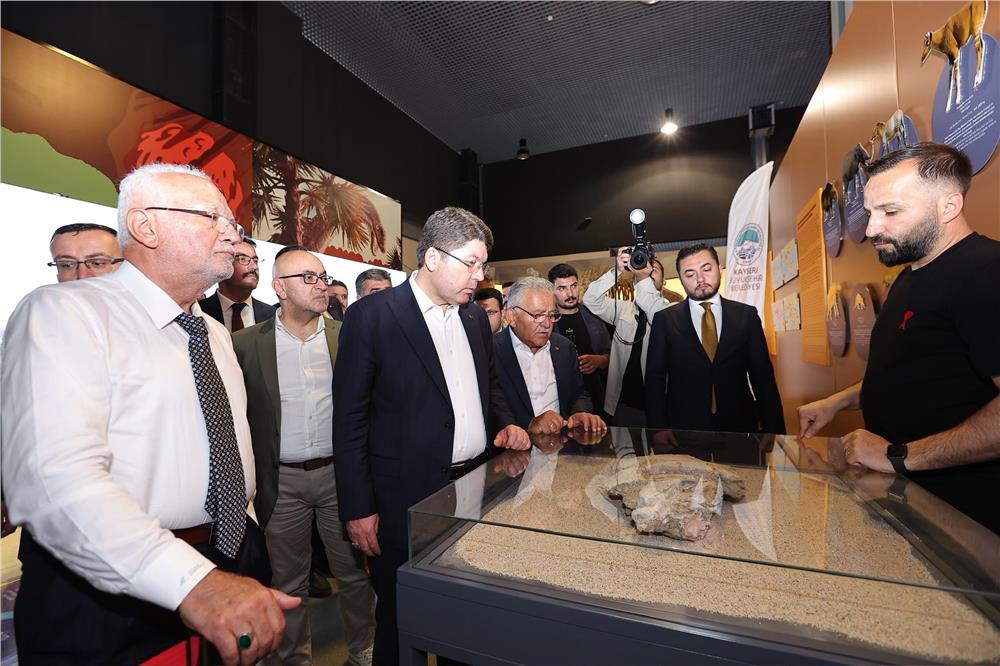 Büyükkılıç’tan Bakan Tunç’a, Kültepe Kaniş Karum ve 7,5 milyon yıllık fosillerin tanıtımı Büyükkılıç’tan Bakan Tunç’a, Kültepe Kaniş Karum ve 7,5 milyon yıllık fosillerin tanıtımı