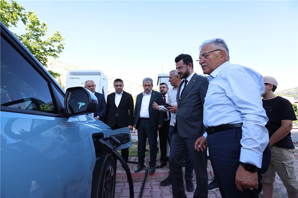 Büyükkılıç’tan Yahyalı’ya temiz enerji yatırımı: K-Şarj elektrikli araç şarj istasyonu açıldı