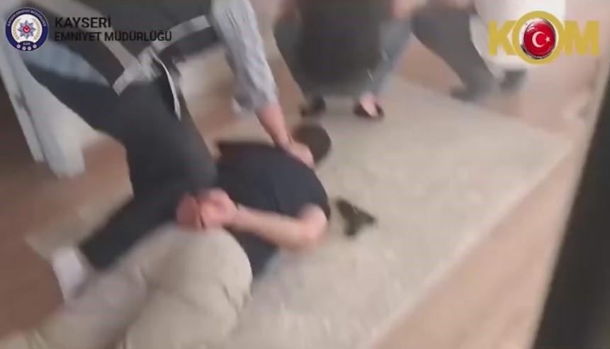 İş yerini kurşunlayan şahıs çalıntı silahla birlikte yakalandı İş yerini kurşunlayan şahıs çalıntı silahla birlikte yakalandı