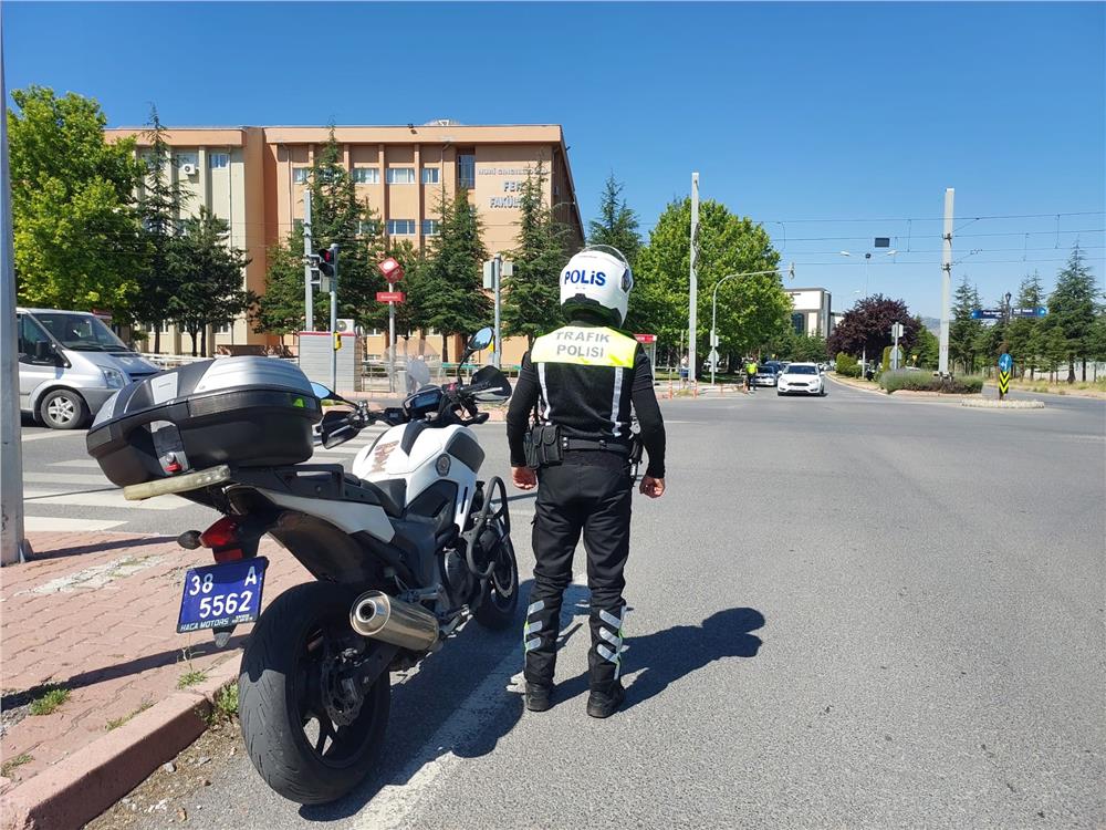 Kayseri Emniyeti ERÜ yerleşkesinde 90 adayı sınava yetiştirdi