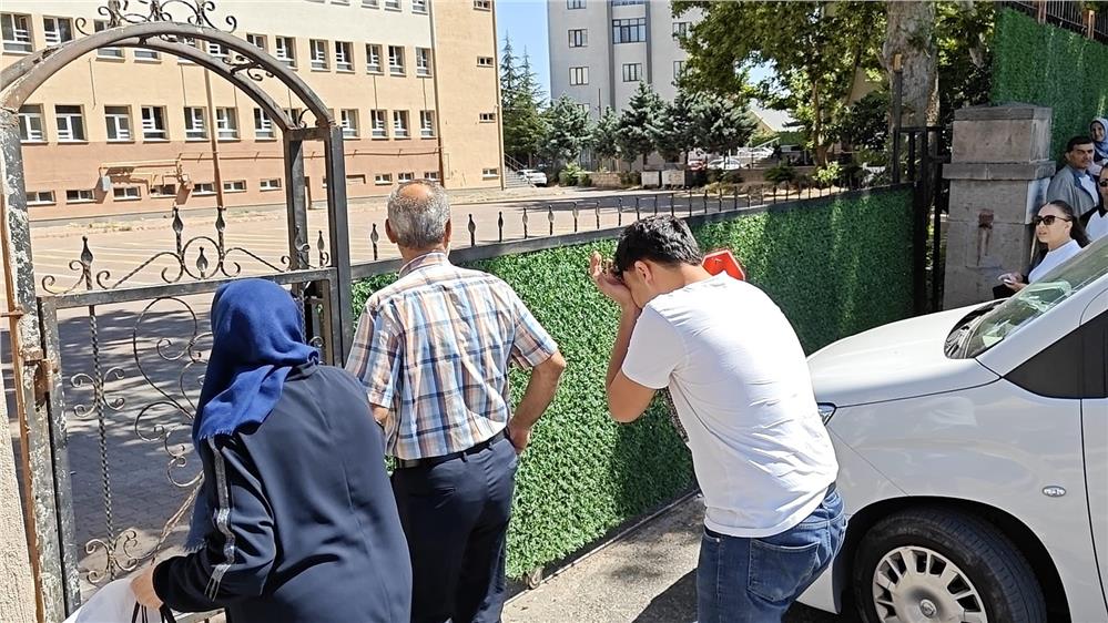 Sınava geç kalan öğrencinin ailesinden gazetecilere tepki Sınava geç kalan öğrencinin ailesinden gazetecilere tepki