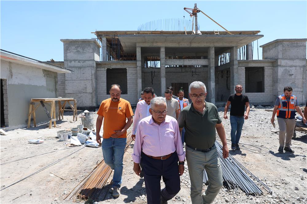 Büyükkılıç, belediye-hayırsever iş birliği örneği Muhittin Birdal Camii çalışmalarını inceledi Büyükkılıç, belediye-hayırsever iş birliği örneği Muhittin Birdal Camii çalışmalarını inceledi