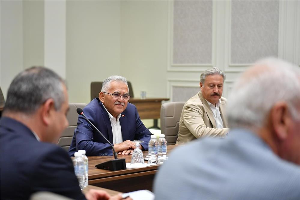 Başkan Büyükkılıç’tan Melikgazi’de ‘Yatırım Değerlendirme Toplantısı’ Başkan Büyükkılıç’tan Melikgazi’de ‘Yatırım Değerlendirme Toplantısı’