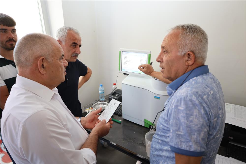 Başkan Öztürk ve Ziraat Odası Başkanı Genç’ten TMO Alım Noktası'na ziyaret Başkan Öztürk ve Ziraat Odası Başkanı Genç’ten TMO Alım Noktası'na ziyaret