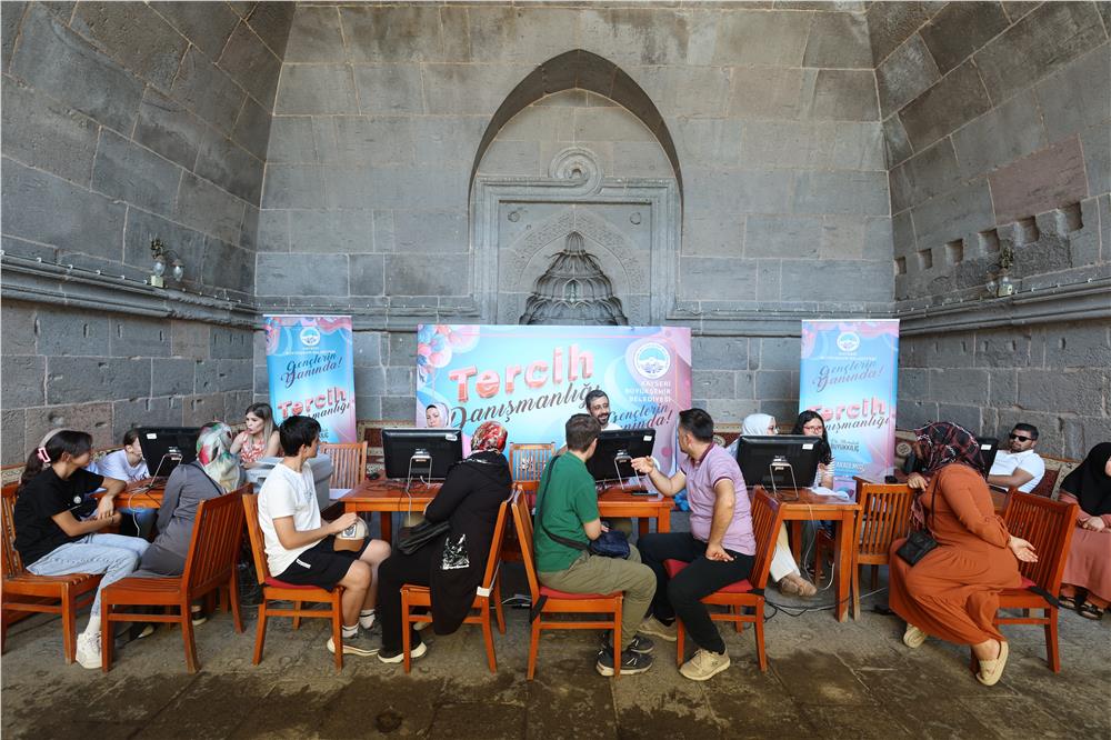 Büyükşehirin LGS Tercih Danışmanlığı Hizmeti yoğun ilgi görüyor Büyükşehirin LGS Tercih Danışmanlığı Hizmeti yoğun ilgi görüyor