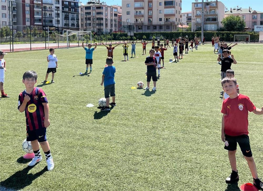 Develi’de Yaz Spor Okulları’na yoğun katılım Develi’de Yaz Spor Okulları’na yoğun katılım