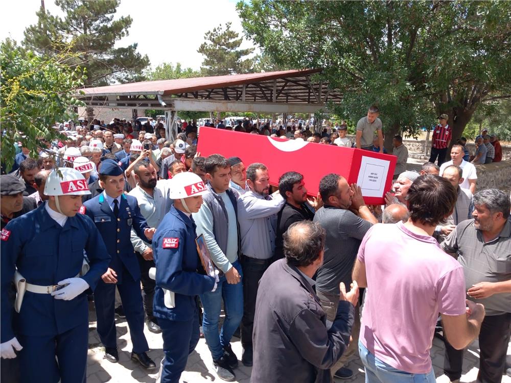 Develili Kıbrıs Gazisi son yolculuğuna uğurlandı Develili Kıbrıs Gazisi son yolculuğuna uğurlandı