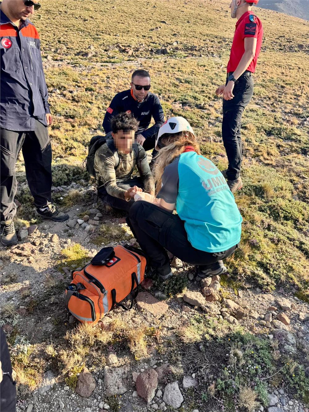 Erciyes'te 3 bin 350 metre yükseklikte mahsur kalan dağcı kurtarıldı Erciyes'te 3 bin 350 metre yükseklikte mahsur kalan dağcı kurtarıldı
