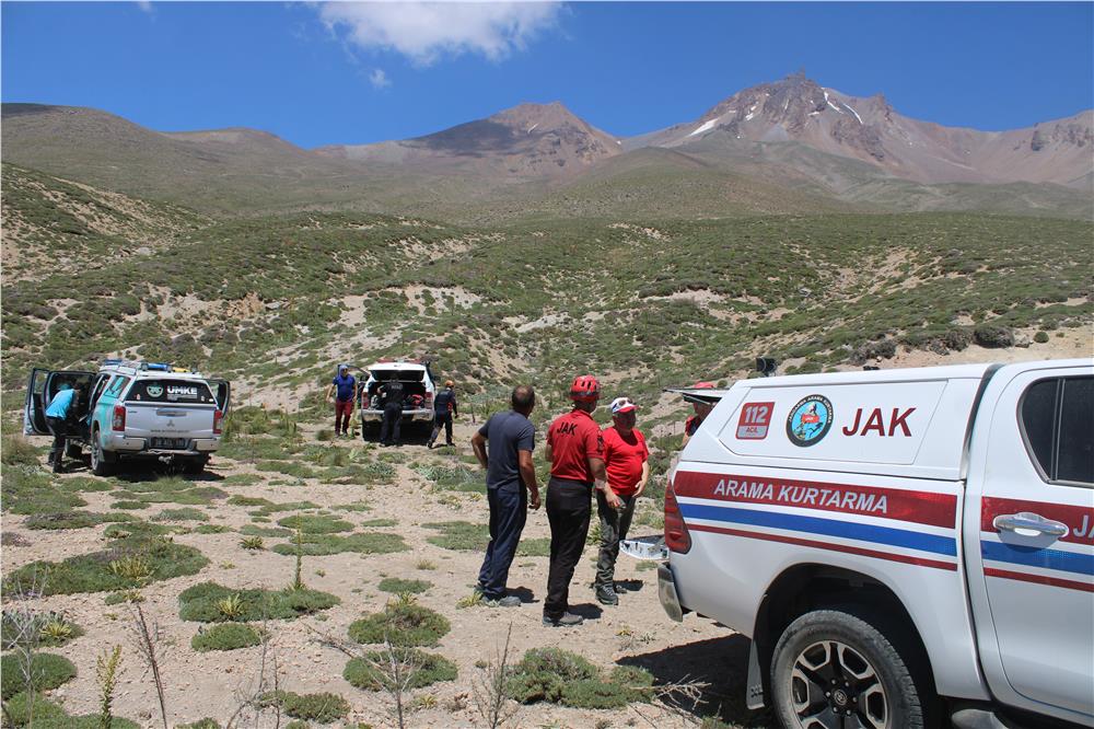Erciyes'te yaralanan 2 dağcı mahsur kaldı Erciyes'te yaralanan 2 dağcı mahsur kaldı