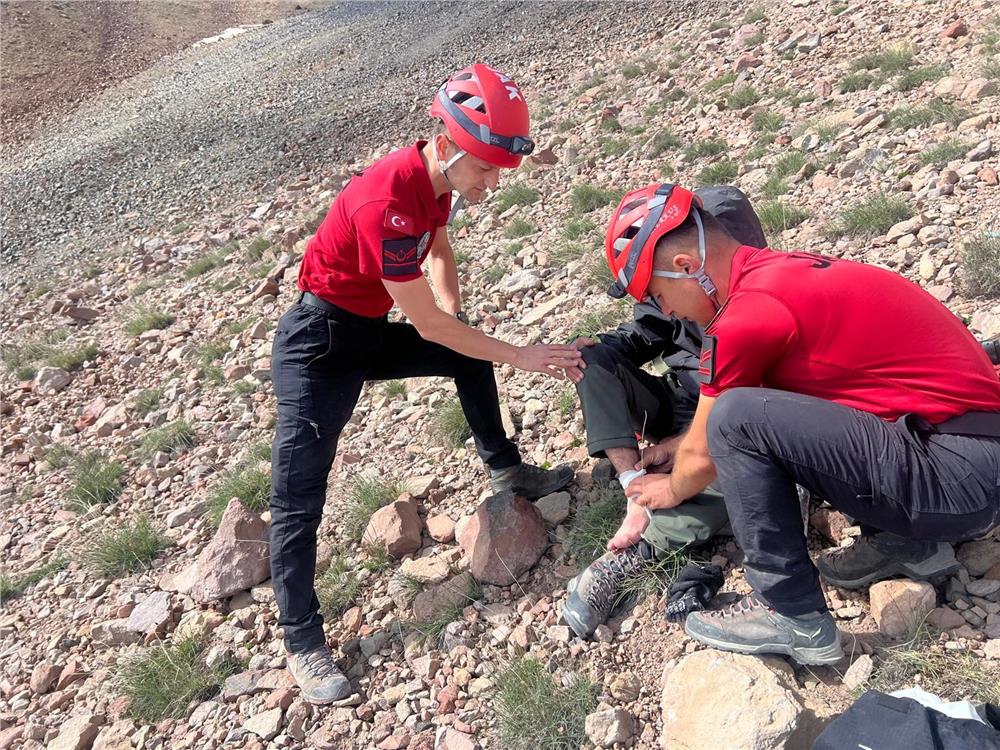 Erciyes'te yaralanan 2 dağcıya ulaşıldı Erciyes'te yaralanan 2 dağcıya ulaşıldı