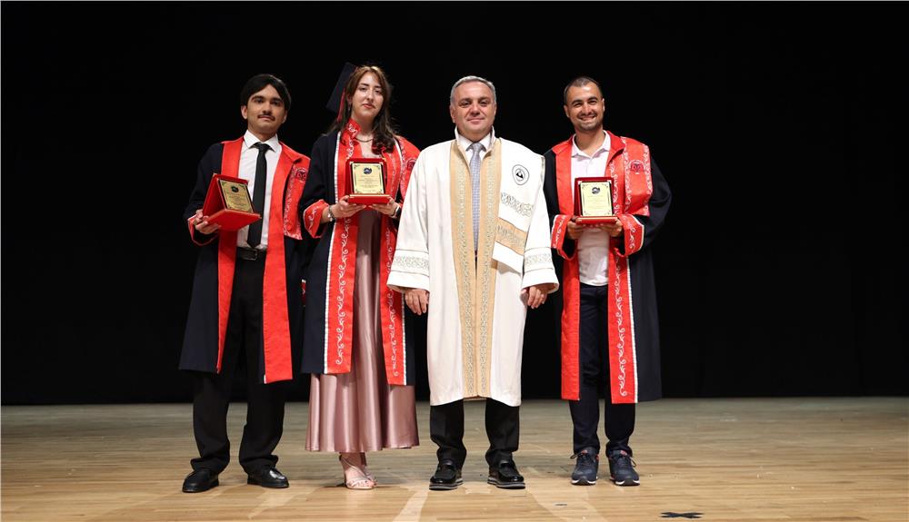 ERÜ Edebiyat Fakültesi mezuniyet sevinci