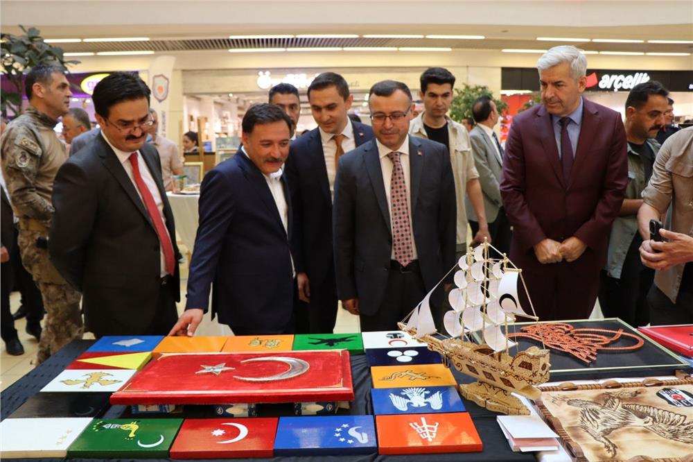 Hükümlü ve tutukluların el emekleri sergilendi Hükümlü ve tutukluların el emekleri sergilendi