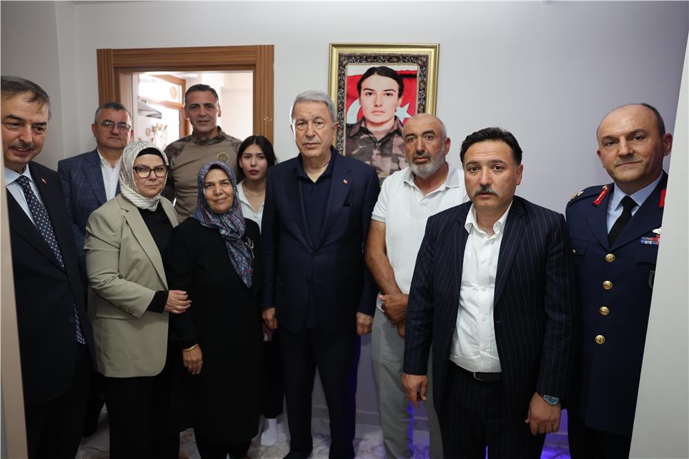 Hulusi Akar, Vali Çiçek ve Ayşe Böhürler’den Şehit Kübra Doğanay’a Ziyaret Hulusi Akar, Vali Çiçek ve Ayşe Böhürler’den Şehit Kübra Doğanay’a Ziyaret