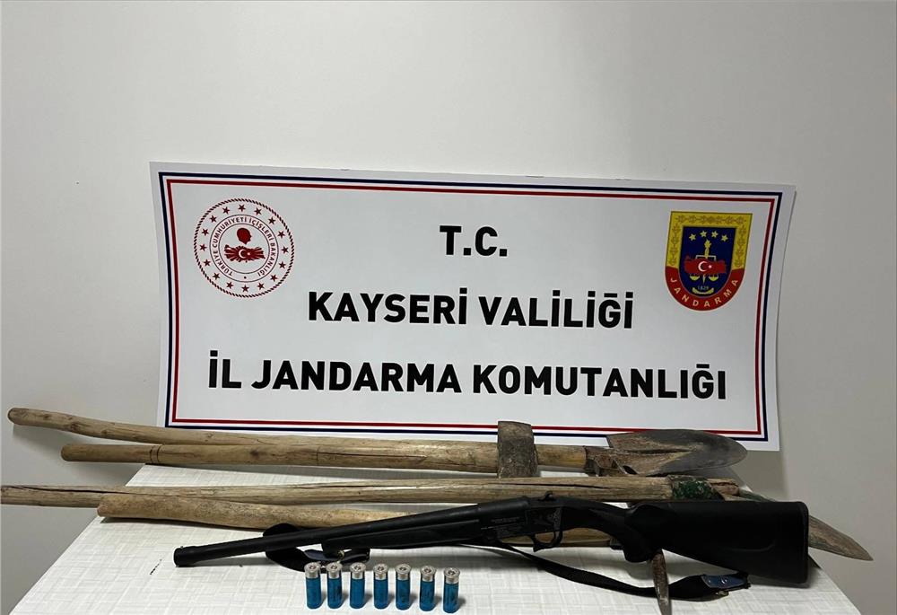 Jandarmadan izinsiz kazı yapanlara suçüstü Jandarmadan izinsiz kazı yapanlara suçüstü
