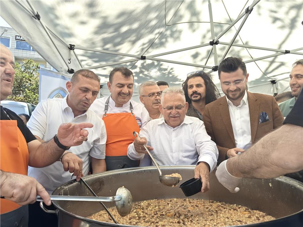 Lokantacılar Odası'ndan 10 bin kişiye aşure