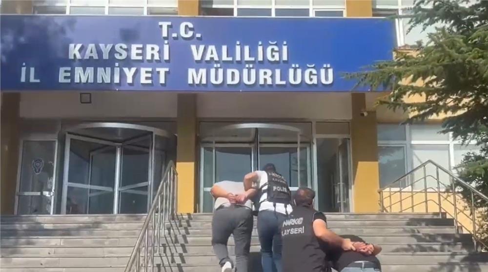 Midesinden uyuşturucu çıktı Midesinden uyuşturucu çıktı