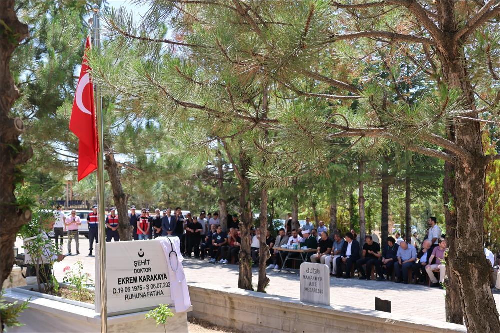 Şehit Dr. Ekrem Karakaya dualarla anıldı Şehit Dr. Ekrem Karakaya dualarla anıldı