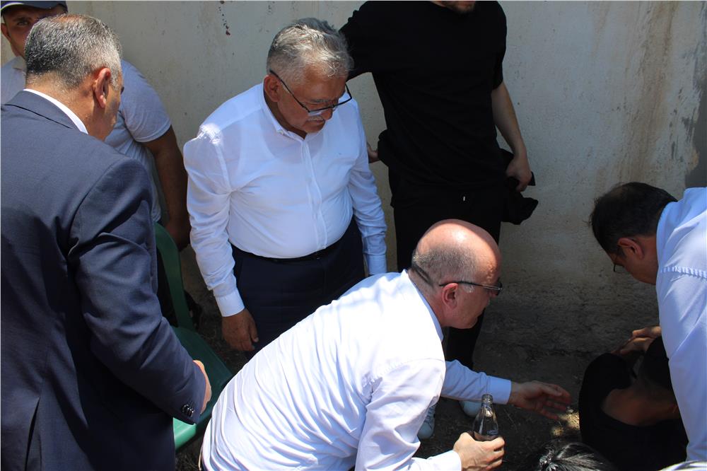 Sıcaktan bayılan gencin yardımına Başkan Büyükkılıç ve Sağlık Müdürü Erşan koştu Sıcaktan bayılan gencin yardımına Başkan Büyükkılıç ve Sağlık Müdürü Erşan koştu