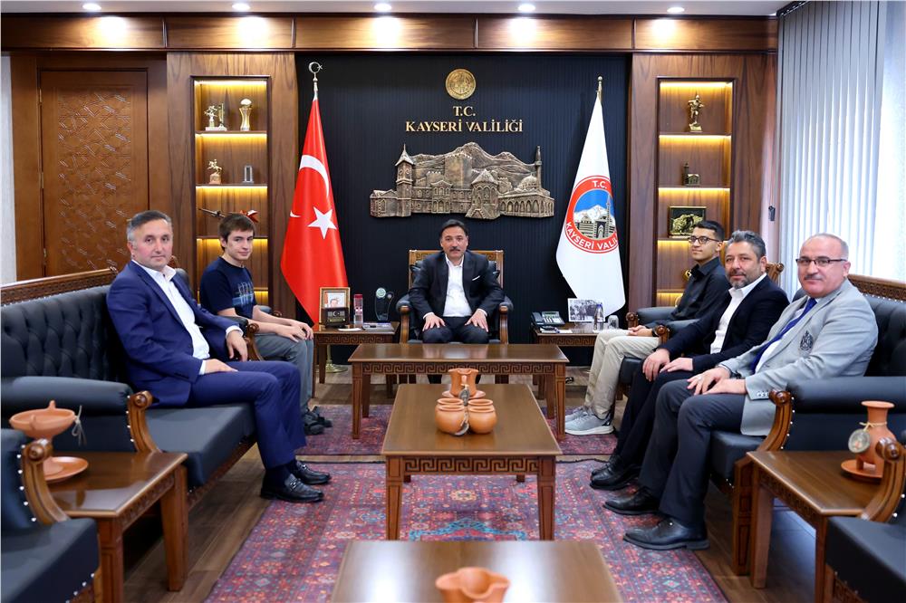 Vali Çiçek, YKS’de dereceye giren öğrencileri makamında kabul etti Vali Çiçek, YKS’de dereceye giren öğrencileri makamında kabul etti