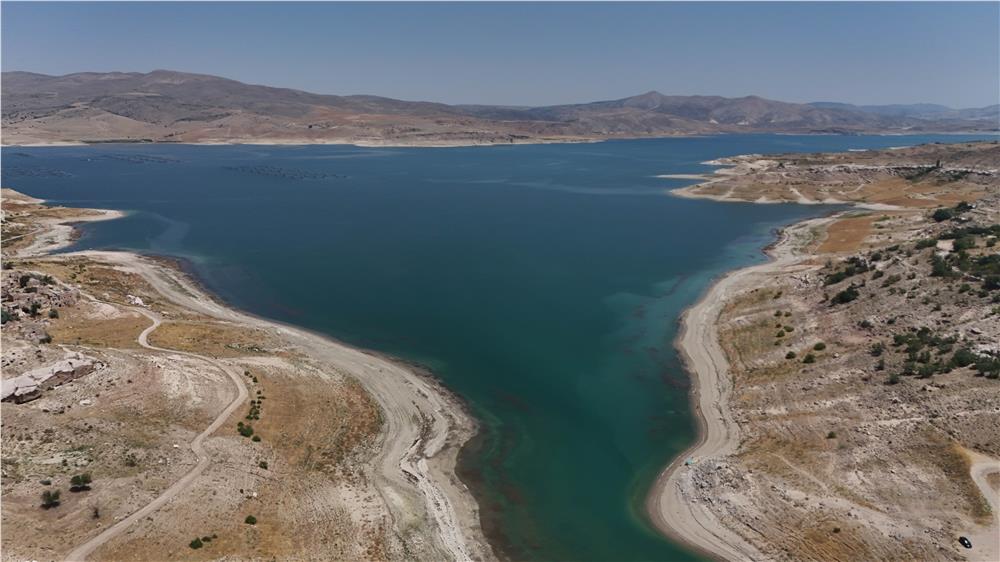 Yamula Barajı’nda sular çekildi, eski mahalle ortaya çıktı Yamula Barajı’nda sular çekildi, eski mahalle ortaya çıktı
