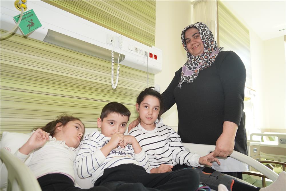 Annesinin Sevgisiyle Şifa Buluyorlar: Serebral Palsili Üçüzlerin Umut Dolu Mücadelesi