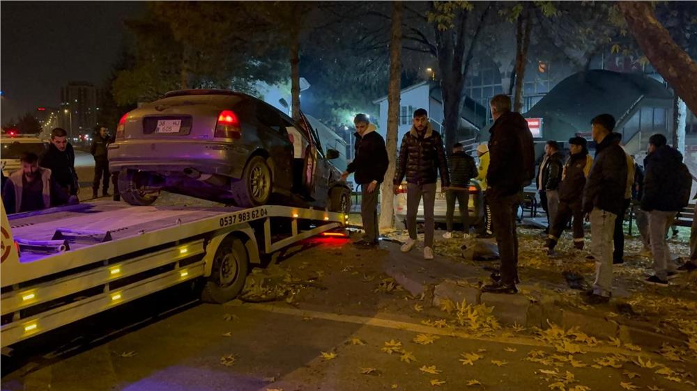 Kaza yapan otomobiller cami bahçesine girdi