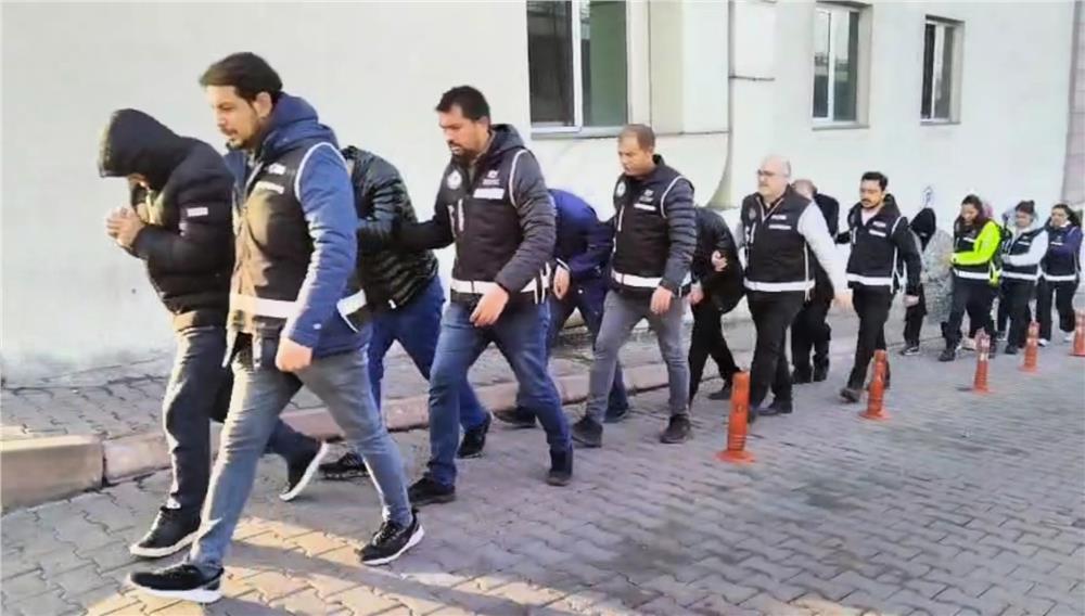 Usulsüz kanser ilacı teminiyle kamuyu 88 milyon lira zarara uğratan 12 kişi adliyeye çıkarıldı