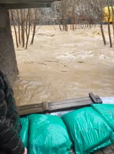 Develi'de aşırı yağış sele neden oldu, bazı ev ve ahırları su bastı