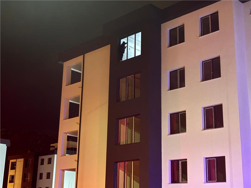İnşaatın çatısına çıkan şahsı polis ikna etti