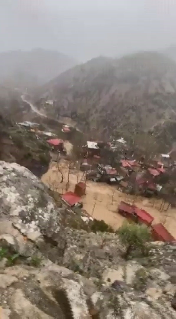 Kayseri'de mahalle sel suları altında kaldı