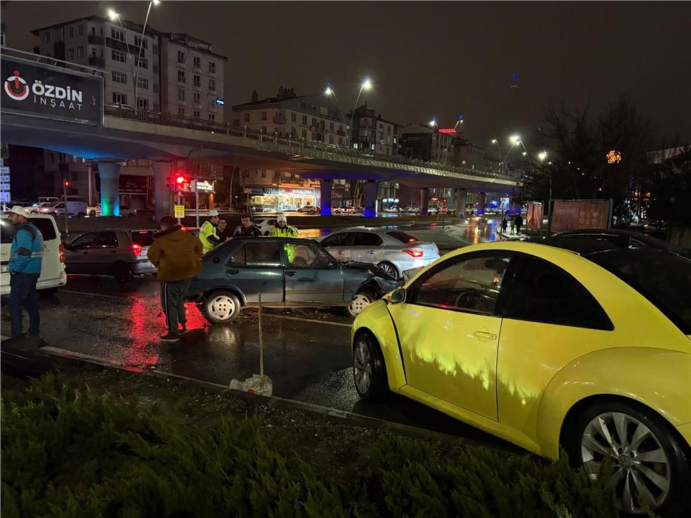 Kayseri'de otomobil kırmızı ışıkta bekleyen 5 araca çarptı: 2 yaralı