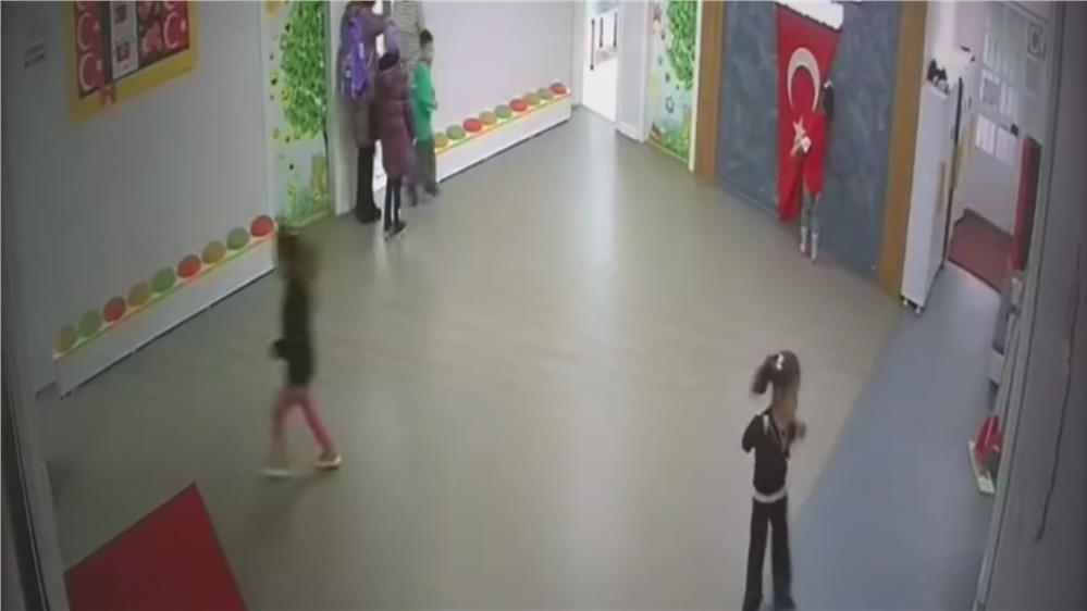 Minik öğrencilerin bayrak hassasiyeti duygulandırdı