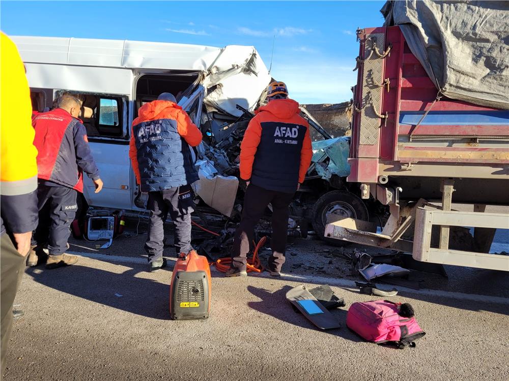 Öğrenci servisi tıra çarptı: 1 ölü, 7 yaralı