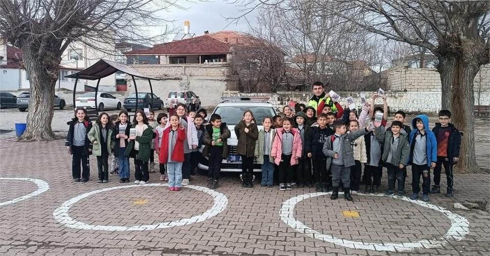 Öğrencilere trafik eğitimi verildi