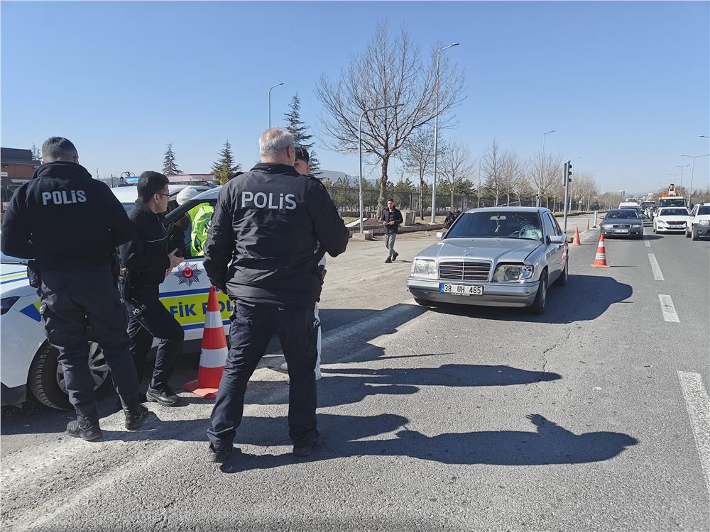 Otomobilin çarptığı 15 yaşındaki çocuk ağır yaralandı