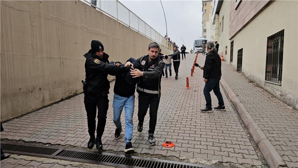 Suç örgütü operasyonunda gözaltına alınan 9 kişi adliyeye sevk edildi