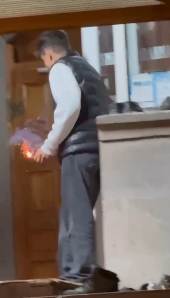 Teravih namazında camiye torpil attı