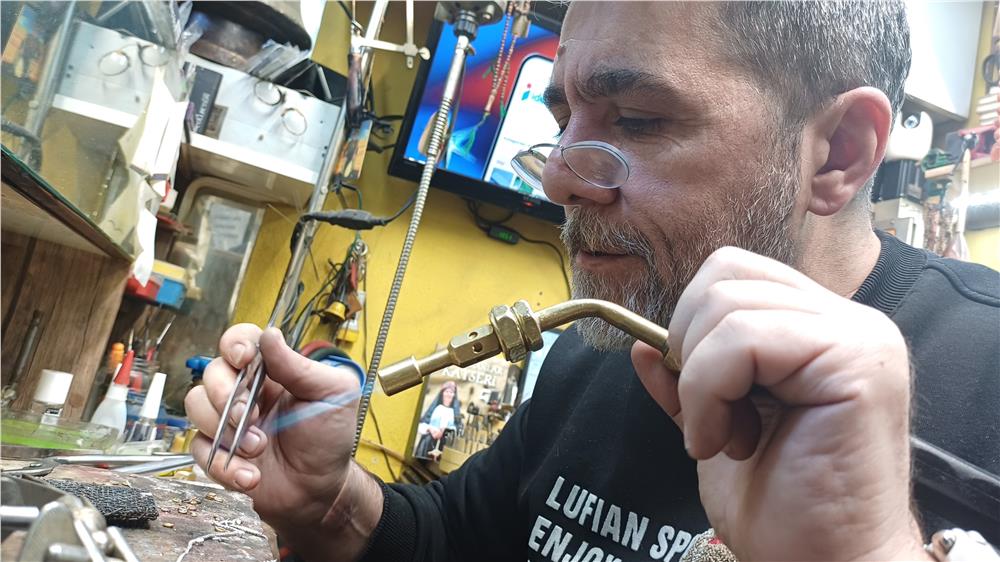 3 metrekarelik dükkanda 40 yıldır kuyum ustalığı yapıyor