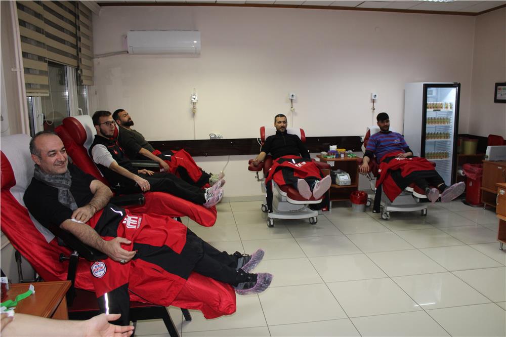 İftar yapıp kan vermeye gittiler