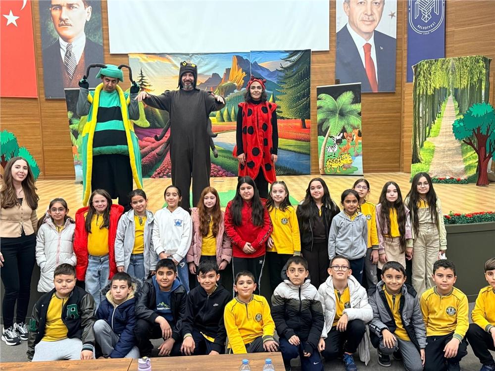 İlkokul öğrencilerinin tiyatro coşkusu