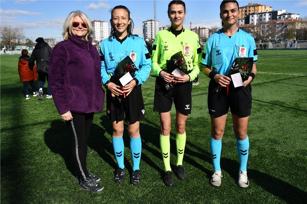 Kayseri’de kadın hakemlere 8 Mart jesti