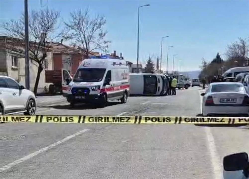 Kayseri’de otomobille çarpışan öğrenci servisi yan yattı