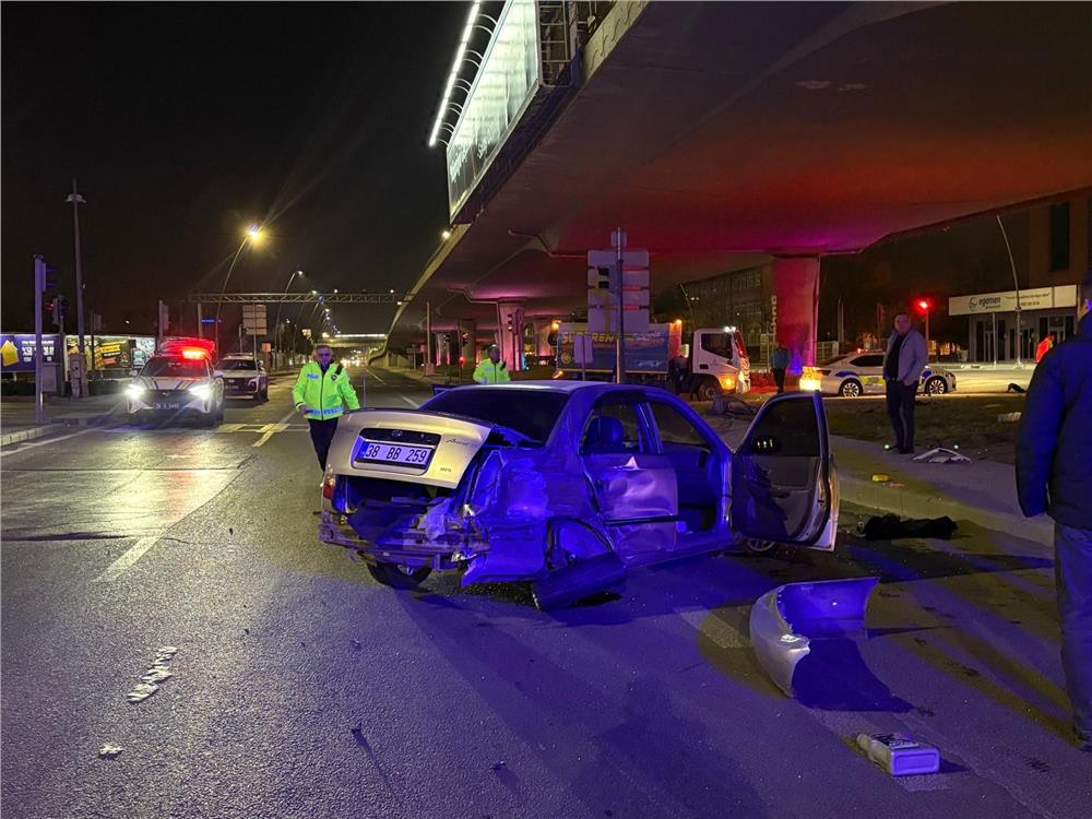 Kaza yapan sürücünün yakını sinir krizi geçirdi