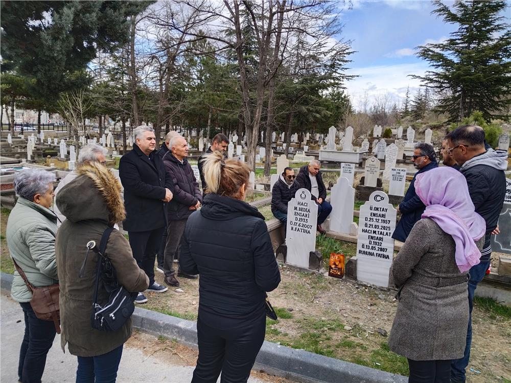Oktay Ensari, mezarı başında anıldı!