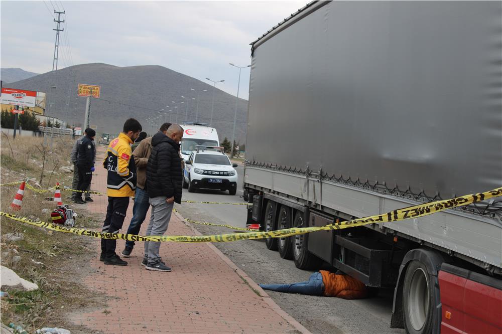 Tırın kendi şoförü tırın altında ölü bulundu