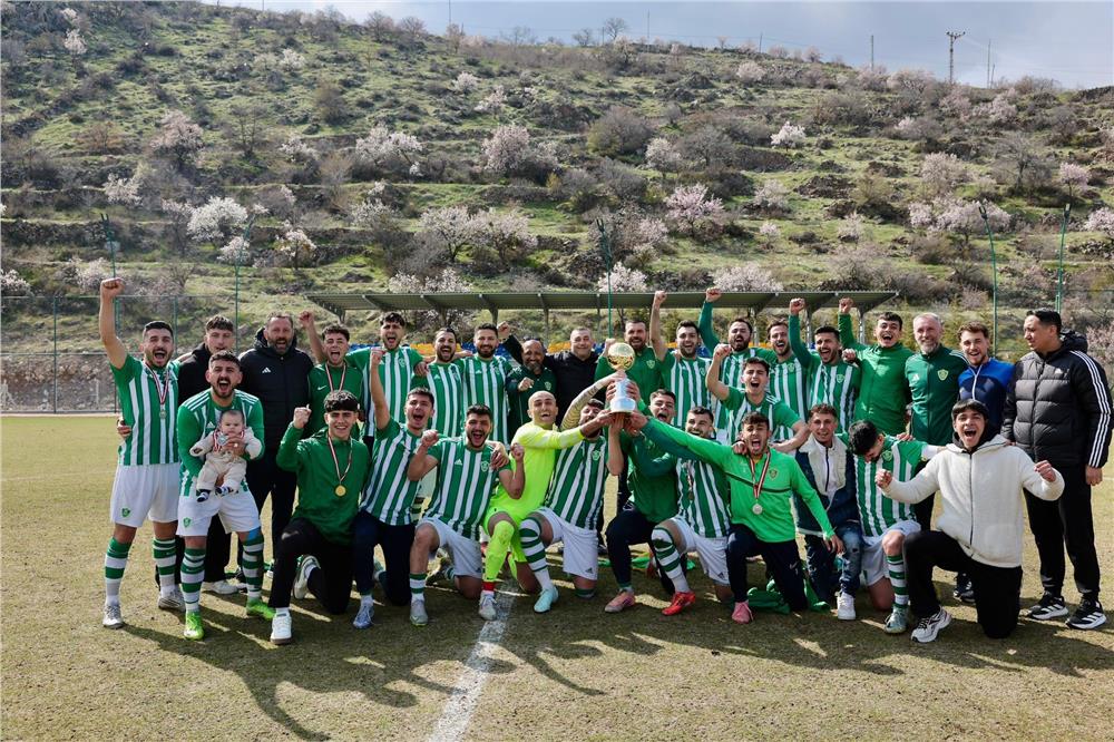 Kayseri Şekerspor kupasını aldı