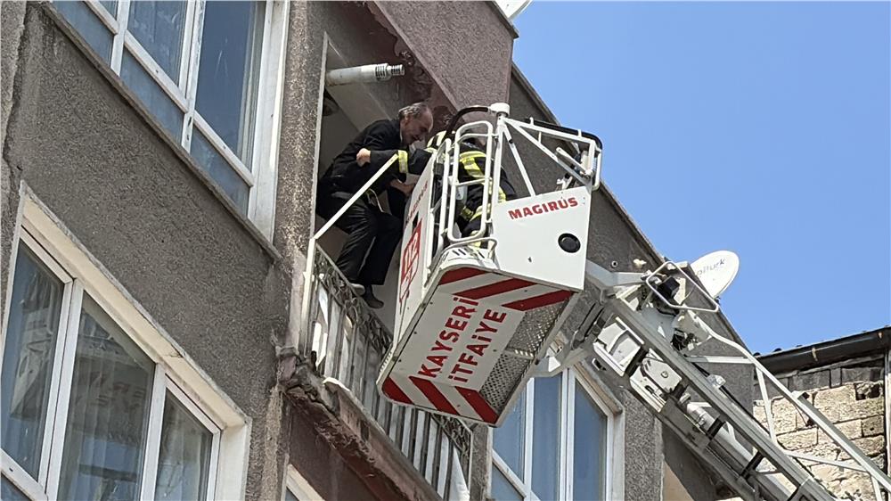 Kayseri'de 5 katlı binada yangın çıktı: 1'i bebek 5 kişi kurtarıldı