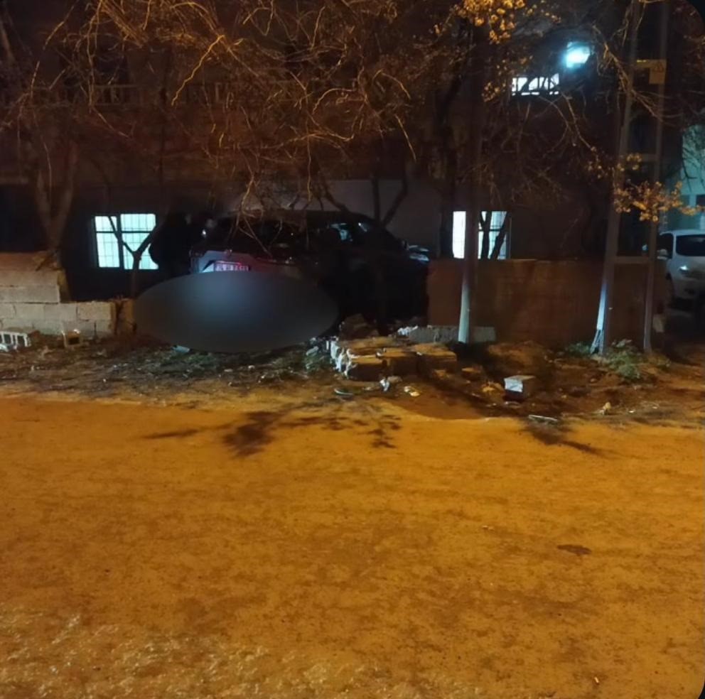 Kontrolden çıkan otomobil bahçe duvarını yıkarak eve çarptı: 1 yaralı