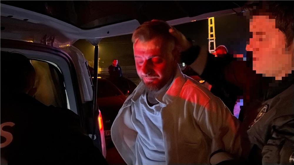 Önce telefonu, sonra da kelepçeyi bahane ederek alkol testini reddetti