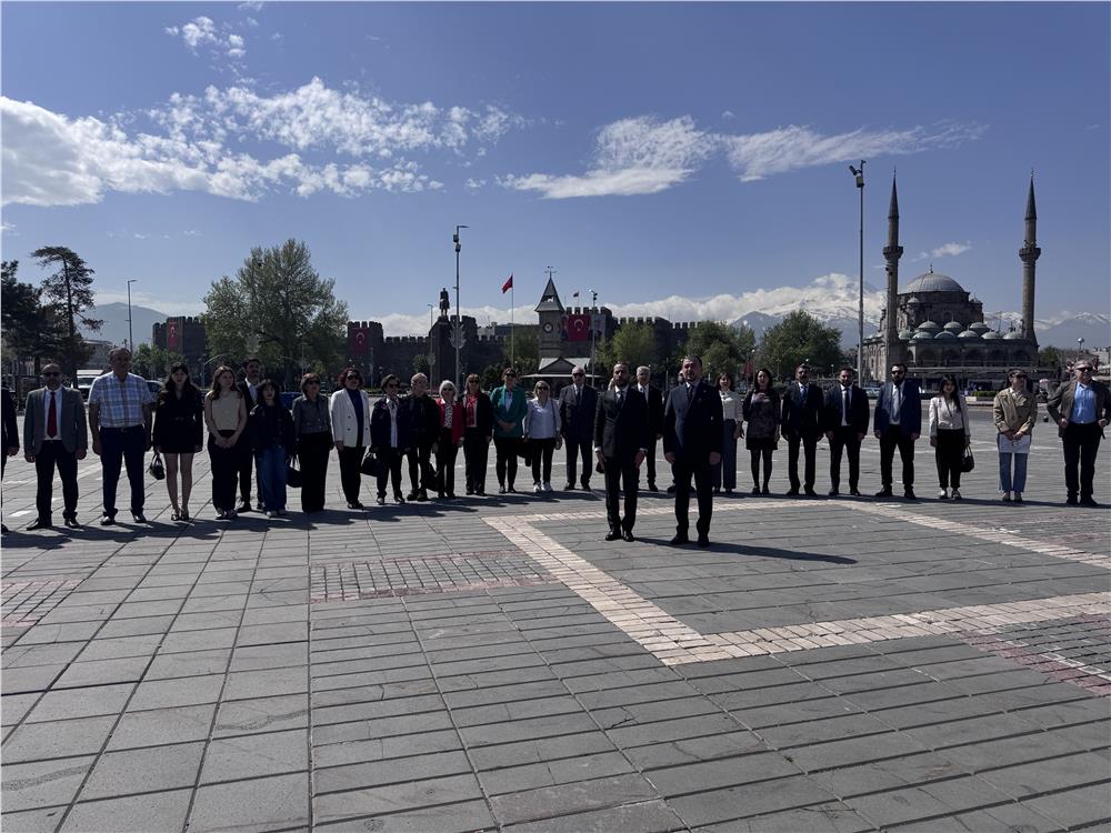 Akın: Plansız açılan fakülteler nedeniyle eczacılık alanında istihdam krizi yaşanmaktadır